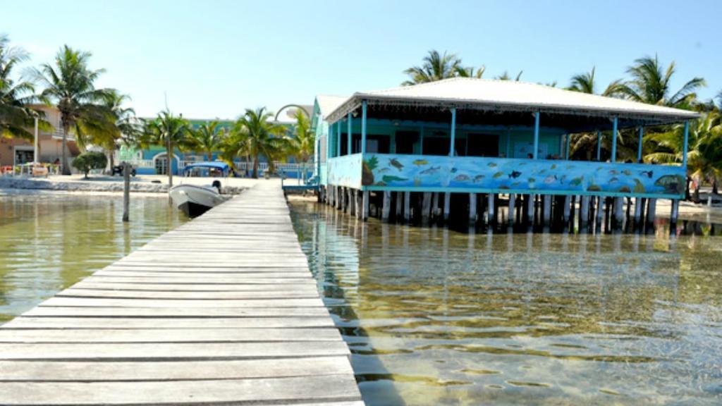 Rainbow Hotel Caye Caulker Esterno foto